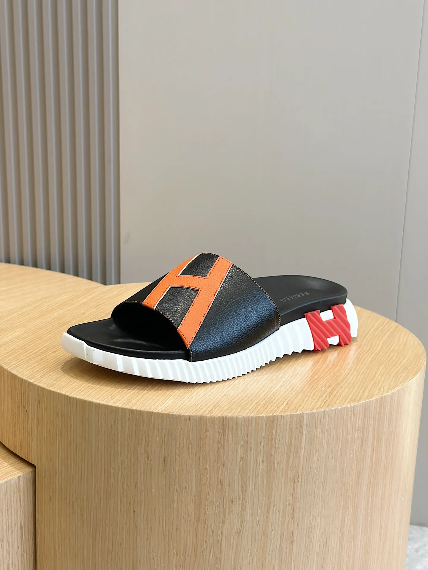 [HERMÈS] Top men's shoes 💰: 340💰 Size: 39-44 (38.45 46 custom-made) Herme*H Home Hermès Men's Sandals and Slippers - Original Replica Purchase the original version and make it one to one, the outsole is privately modeled, and the outsole color corresponding to each color is the same as the original version. Come to those who know the stuff 💪 The ultra-light soles are designed in contrasting colors, and they feel so comfortable on your feet! Calfskin, cowhide feet, private mold outsole.